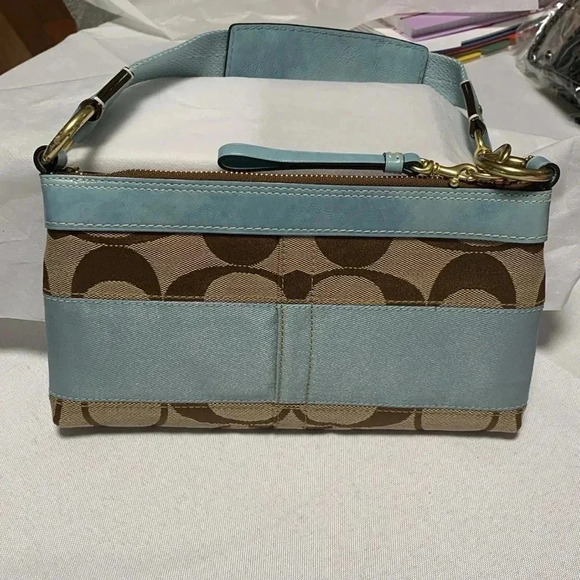COACH SHOULDER BAG,PURSE. EUC,She’s a BEAUTY ❣️Zipper can be a little tricky. - Picture 4 of 6